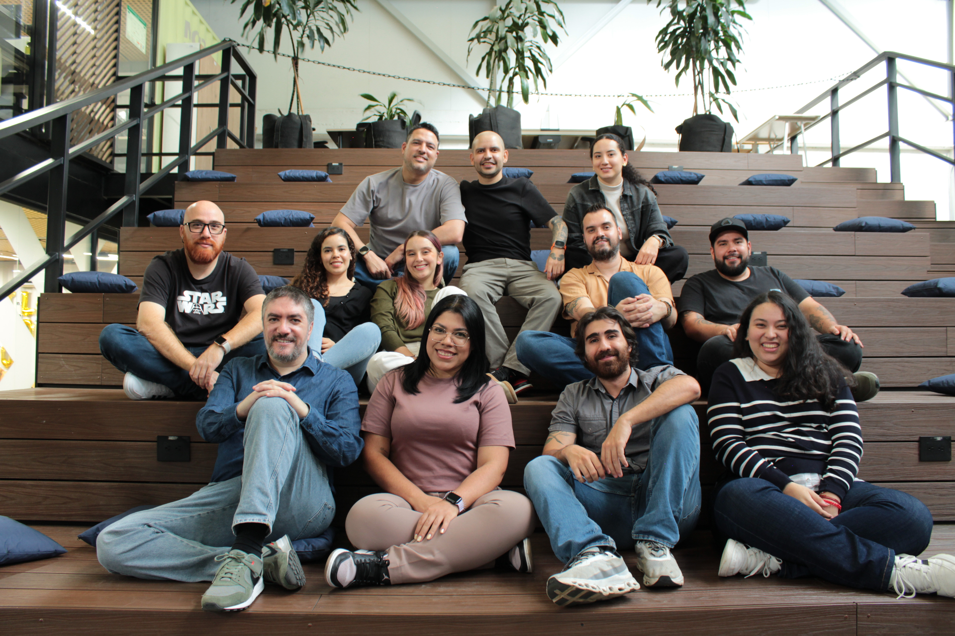 Equipo completo de Seology reunido en oficina