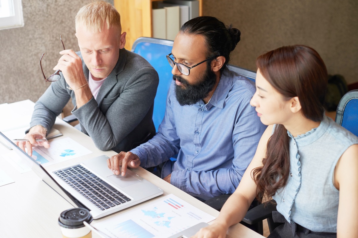 Equipo de estrategia digital analizando métricas SEO