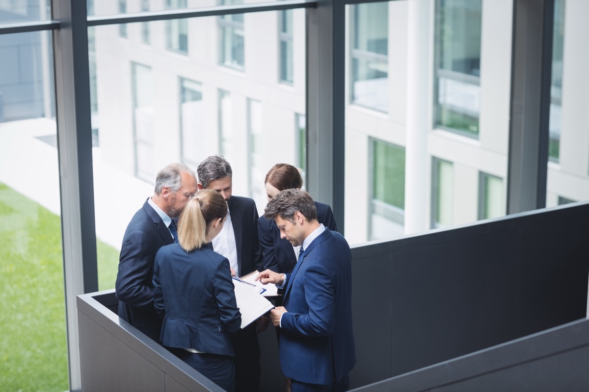 Equipo de trabajo en reunión corporativa de negocios