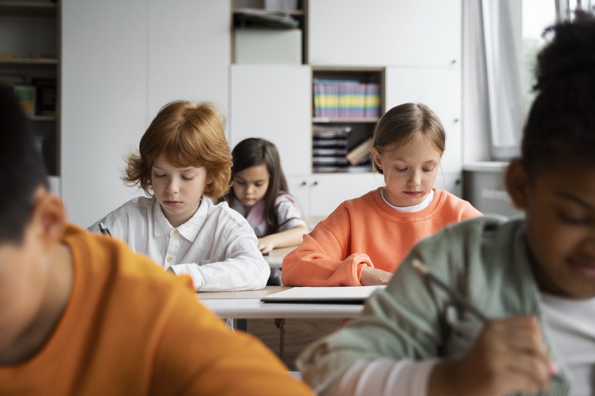 Estudiantes en un salón de clases moderno
