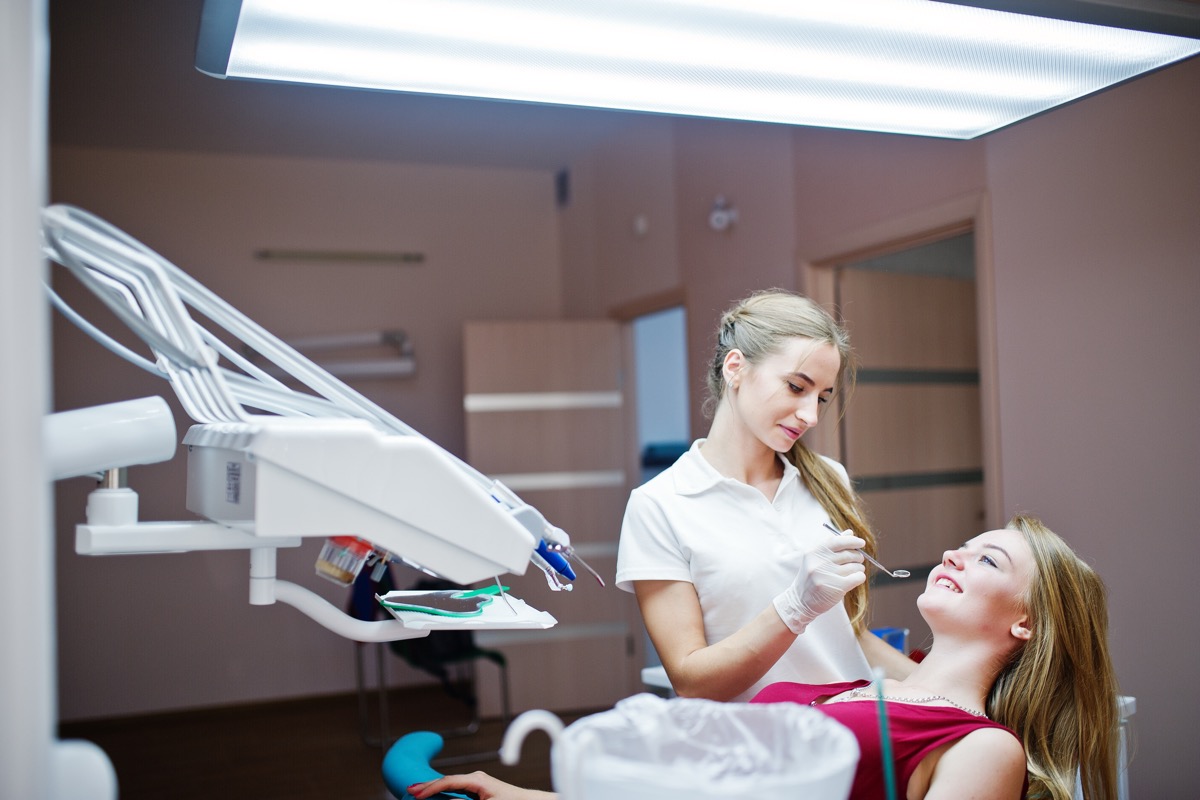Dentista atendiendo a un paciente en clínica dental moderna