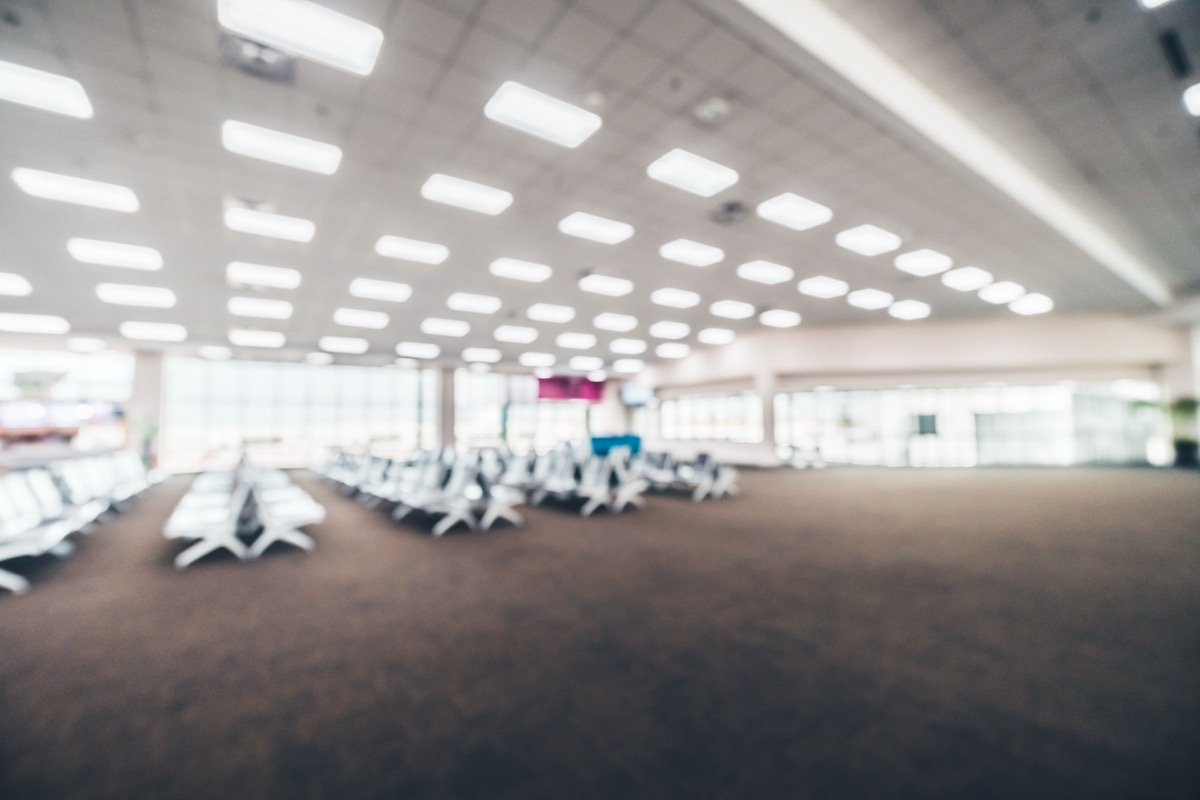 Escenario de conferencia con audiencia en evento corporativo