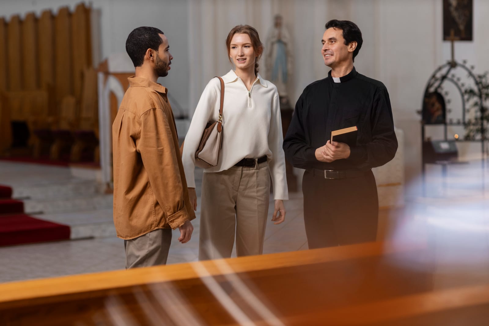Interior de una iglesia con personas reunidas en comunidad