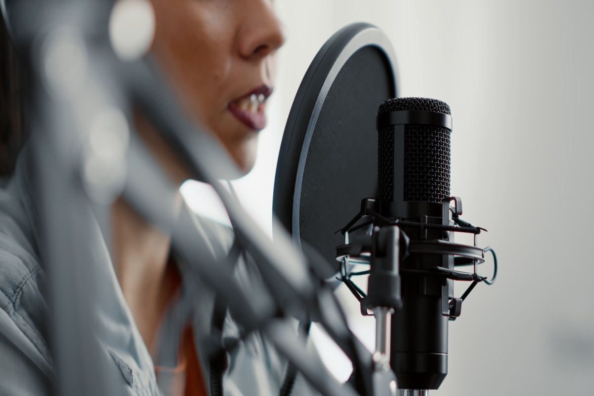 Micrófono profesional en estudio de grabación de podcast