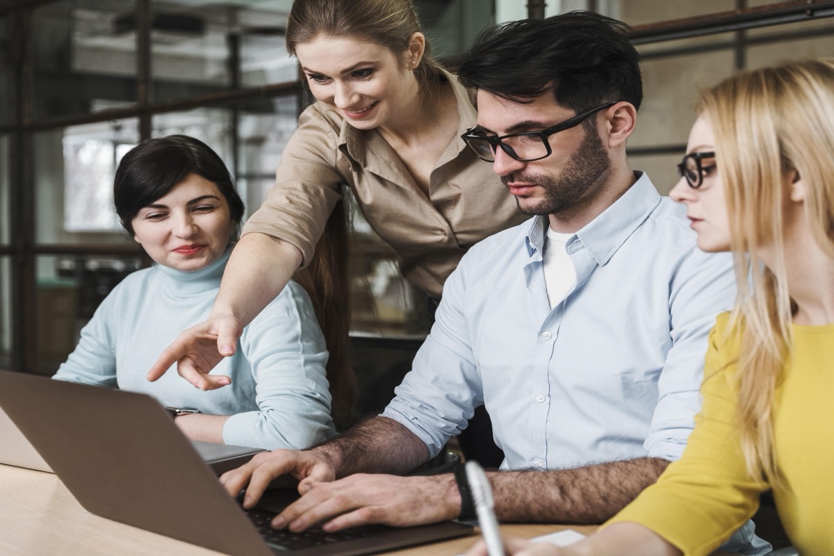 Equipo de startup trabajando en coworking moderno