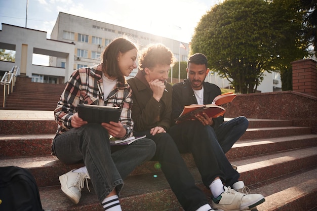 Estudiantes universitarios en campus